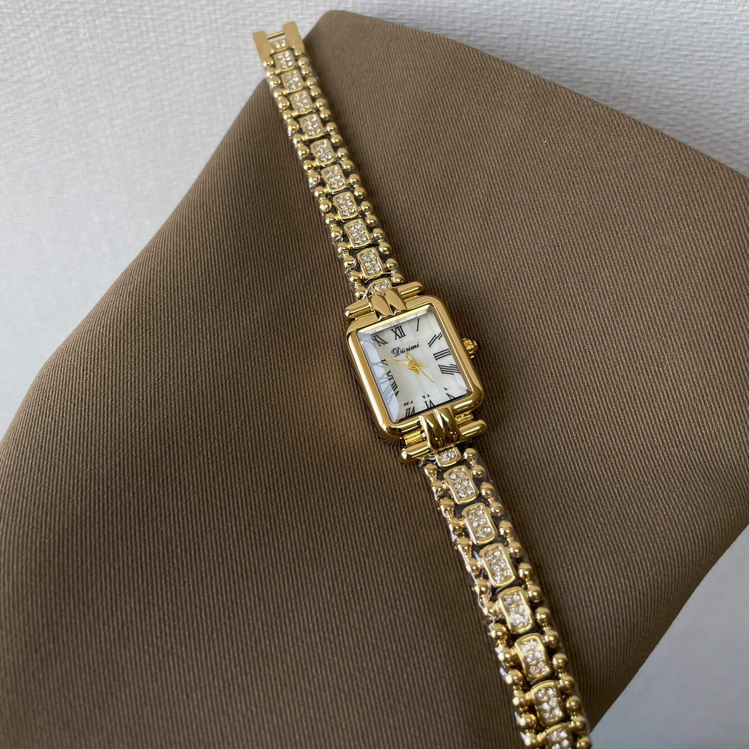Elegant women's wristwatch, vintage style, high-value women's wristwatch, 2025 new model, gift for ladies, women's accessory.