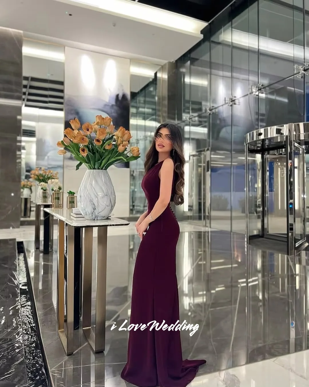 فستان سهرة أرجواني برقبة دائرية 2025 من الساتان بدون أكمام بدون ظهر حورية البحر بطول الأرض للحفلات الراقصة مطوي فستان حفلات الزفاف حسب الطلب