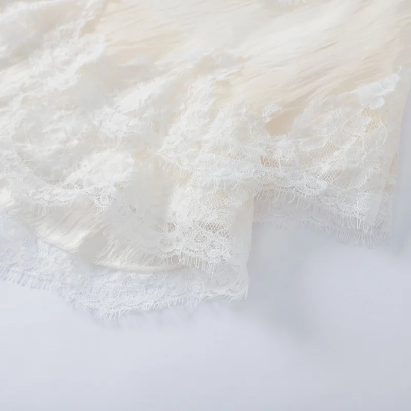 Stilvolle weiße, gestufte Spitzenbluse mit Spaghettiträgern, ärmellos, mit Rüschen, fließend, elegant, für Damen, Sommer, Alltag, Party, Urlaub. – Detail 7