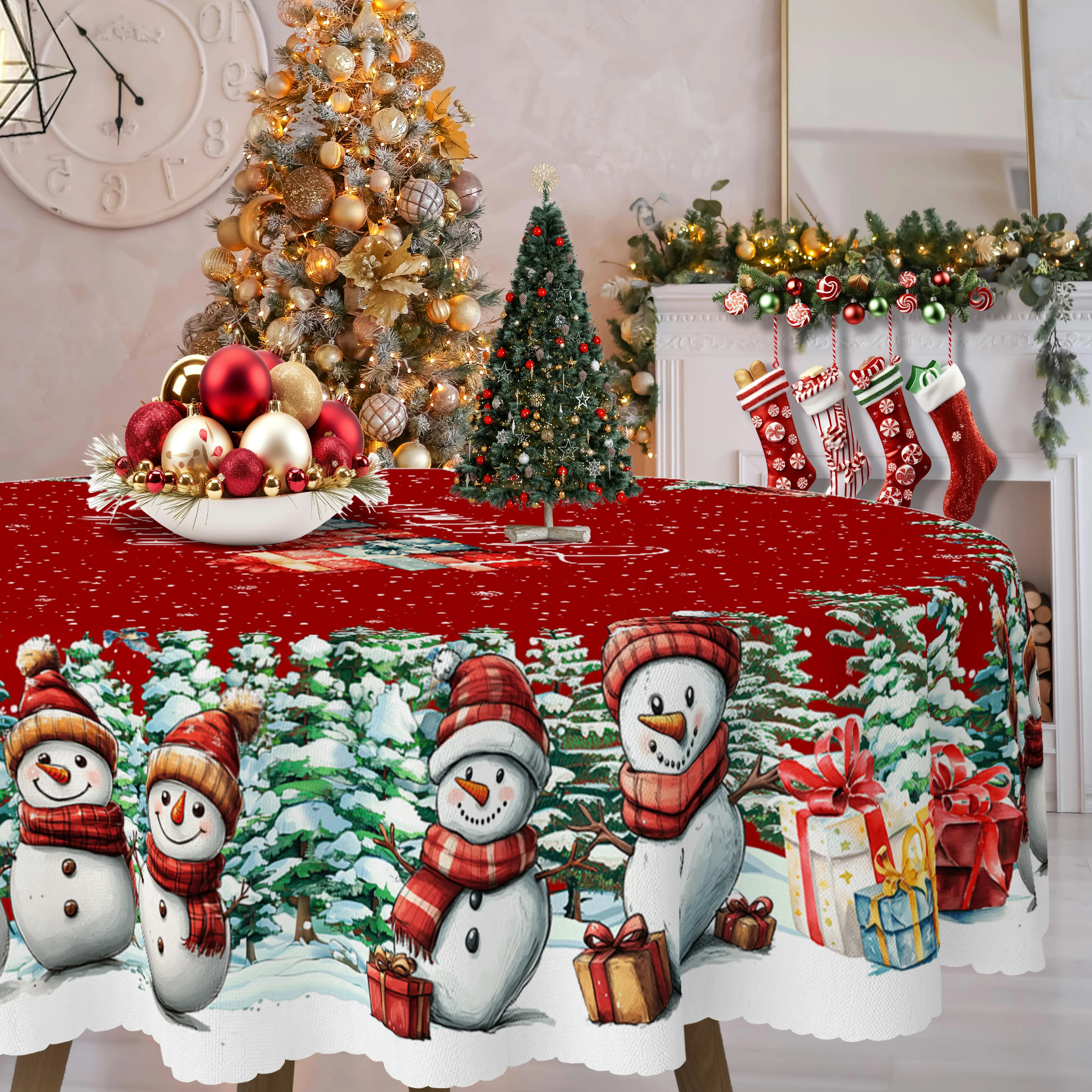 Niedliche Tischdecke mit Schneemann-Motiv, verschneiter Kiefernwald, bezaubernder Schneemann mit Weihnachtsmütze, wunderschön verpackte Geschenkbox, verstreuter Schneeflockendruck, geprägte