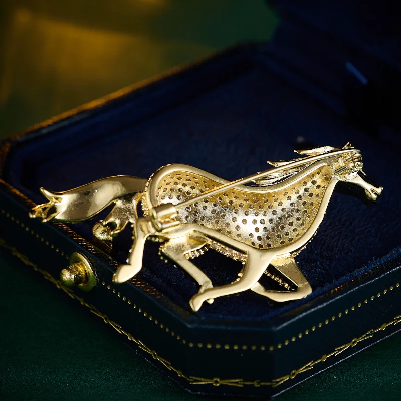 18K Gold Plated Micro-Pavé Rhinestone Horse Pin Unisex Equestrian Elegant Animal Brooch for Blazer Lapel Jewelry Gift Wholesale