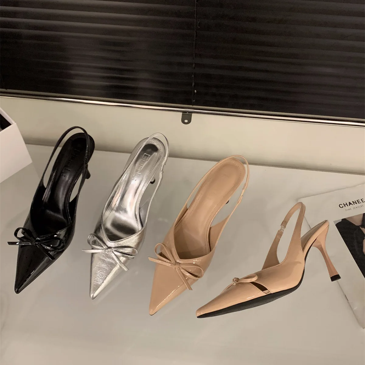 أحذية نسائية بكعب عالي، أحذية بكعب عالٍ وربطة عنق، ملابس الشارع 2025