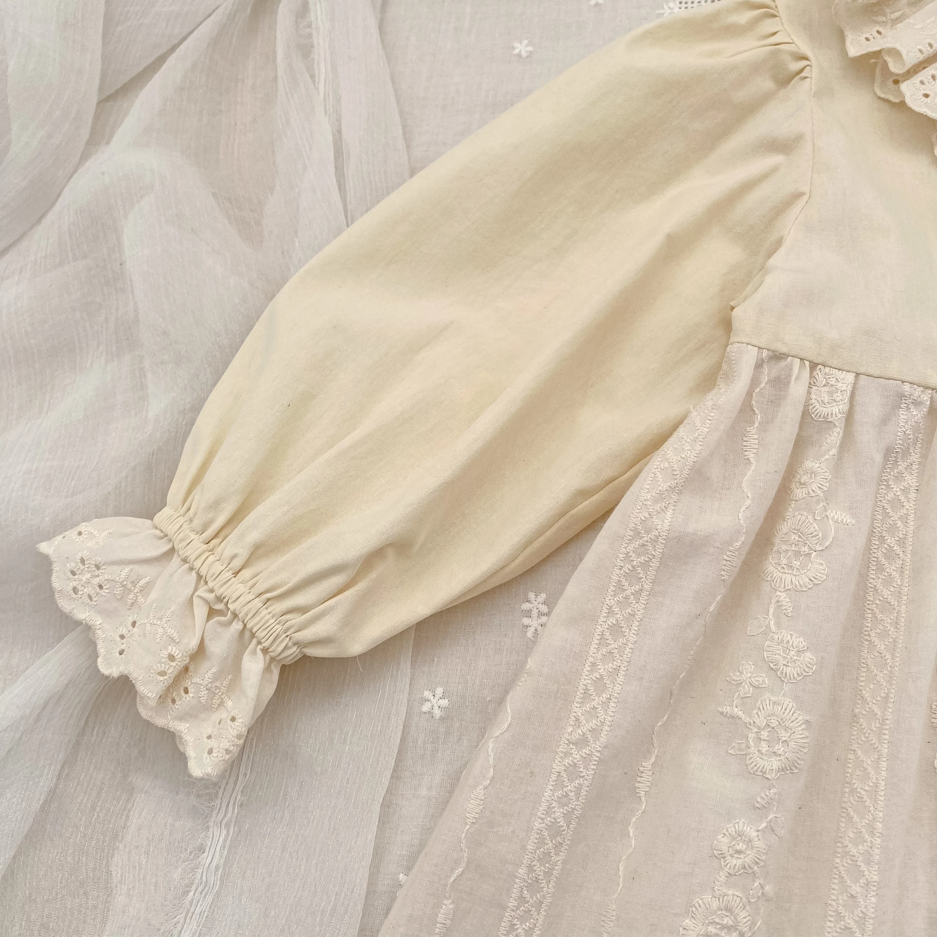 2026 Mädchen Langarmkleid mit Rüschen-Spitzenkragen, besticktes Baumwoll-Prinzessinnenkleid für Frühling und Herbst, Kindergeburtstagsparty Vestido – Detail 10