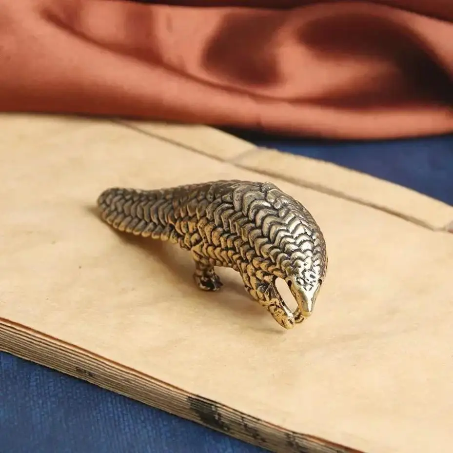 Mini Brass Pangolin Statue Vintage Animal Figurine Heavy Metal Sculpture Collectible Ornament For Home Office Desk Decor Gift