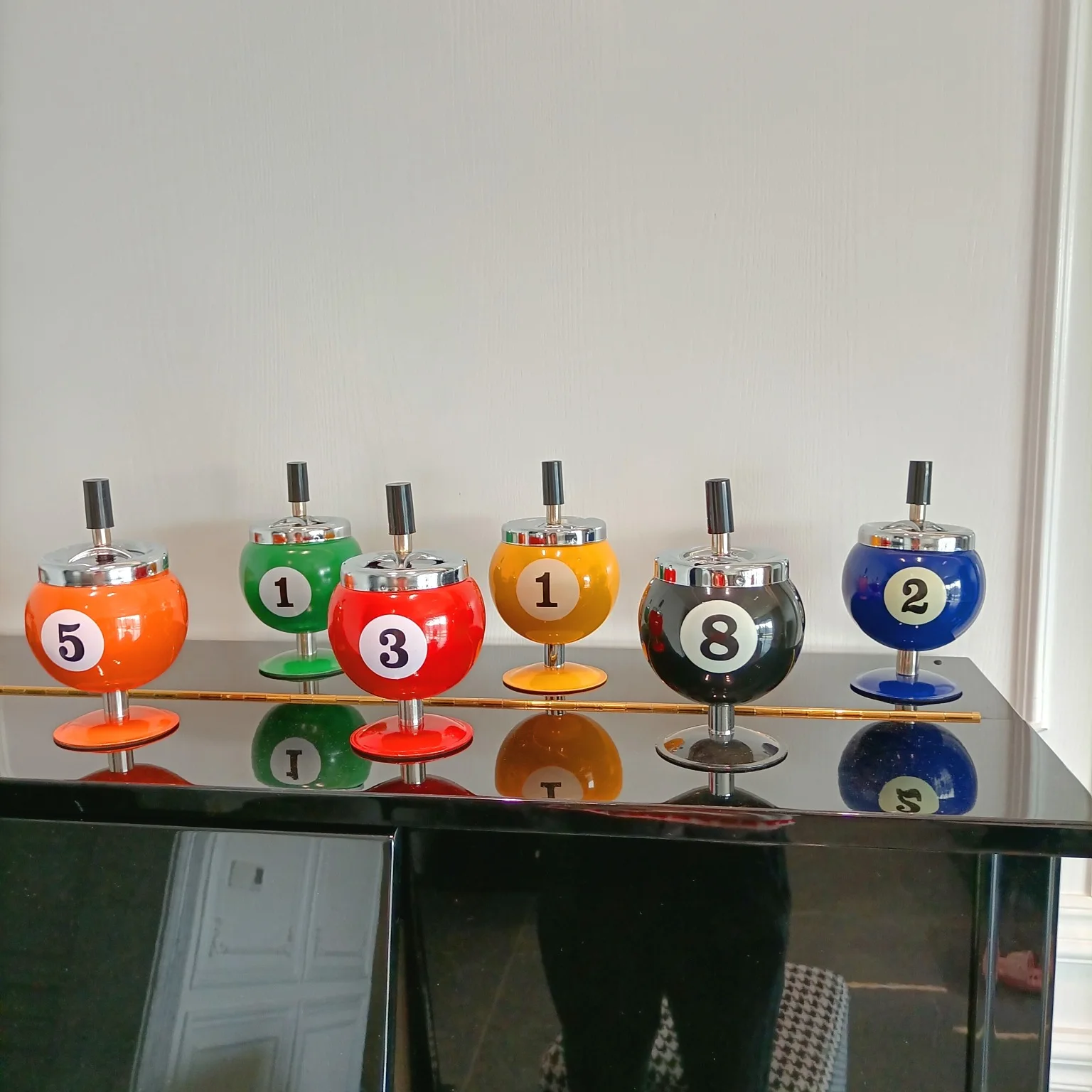 

Stylish Ashtray with Lid - Windproof Design for Bar, KTV, Pool Halls, Living Room & Internet Cafes, Creative Smoking Accessory