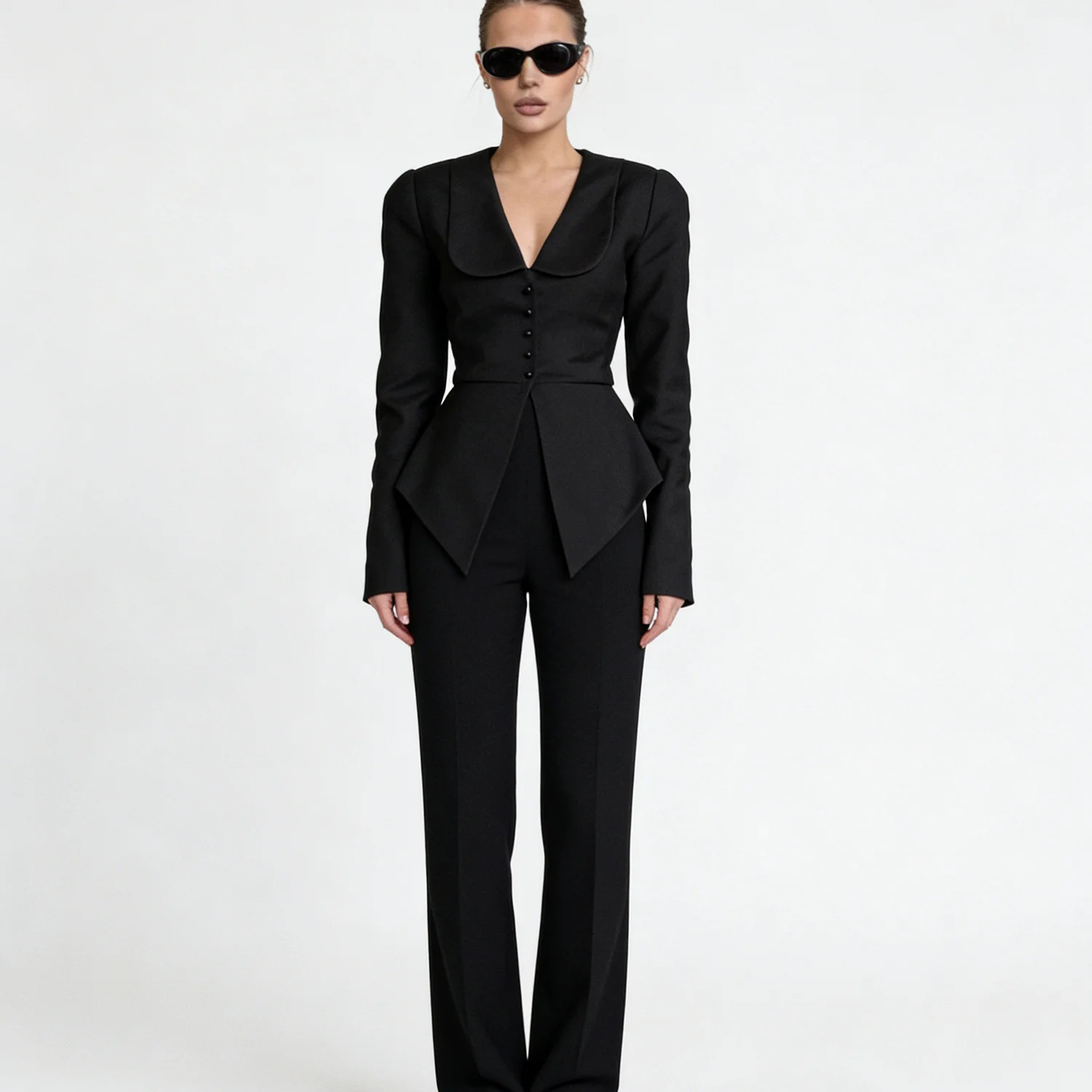 

Шикарный черный блейзер с пеплумом LIMO 2026! Приталенный крой, V-образный вырез, длинные рукава, жемчужные пуговицы. Подчеркните элегантность офисного, делового и вечернего стиля.