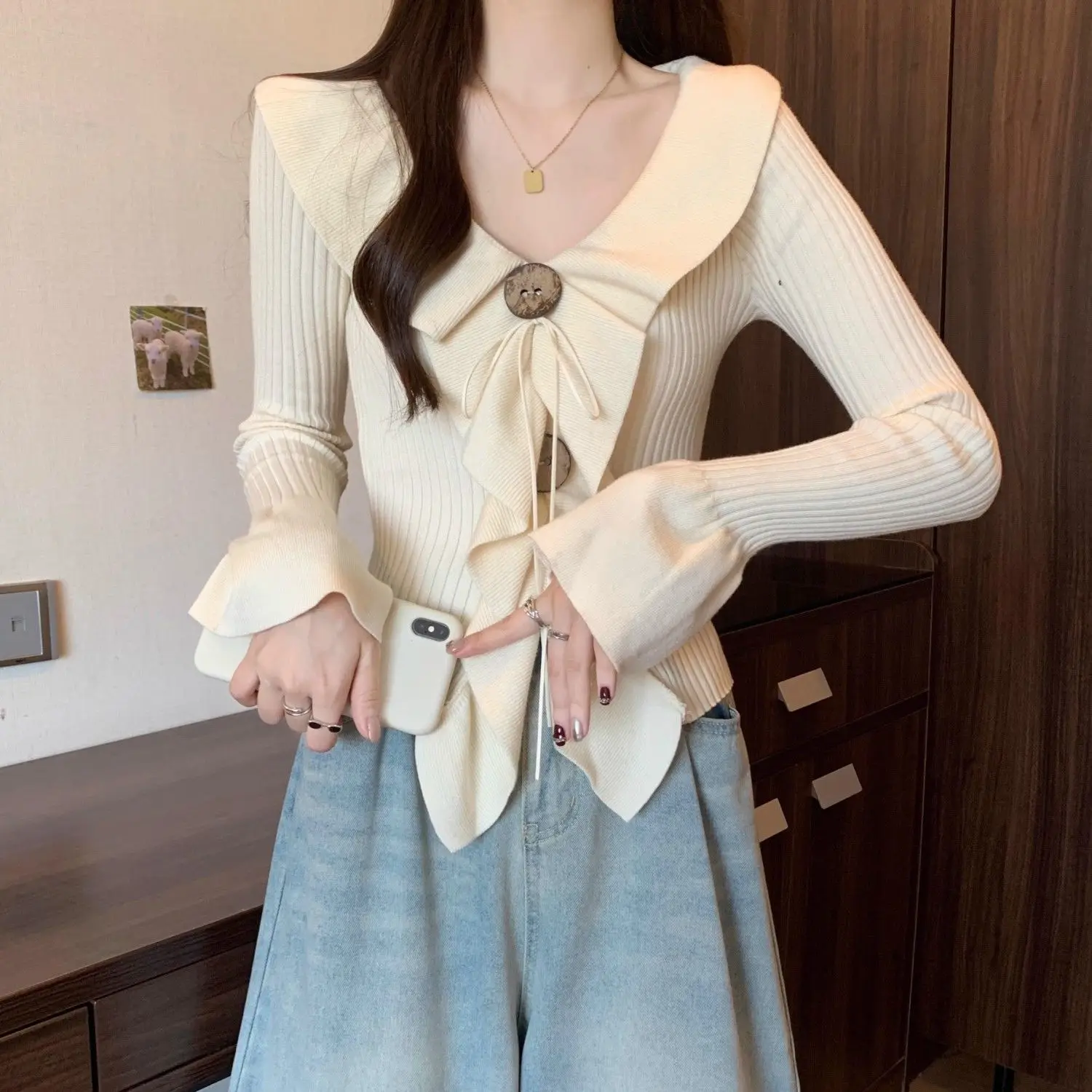 

Ruffle leaf edge irregular v-neck long-sleeved knitted sweater for women's autumn winter button-up coffee bottoming shirt