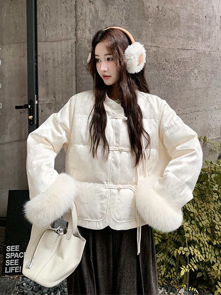 

Белая зимняя теплая куртка-пуховик женская с вышивкой и пуговицами, прямого кроя...