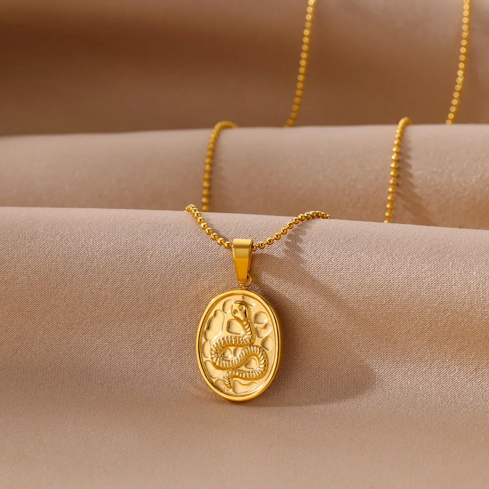 

Snake Embossed Oval Pendant Stainless Steel Necklaces for Women Gold Color Animal Aesthetic Pendant Necklace Aesthetic Jewelry