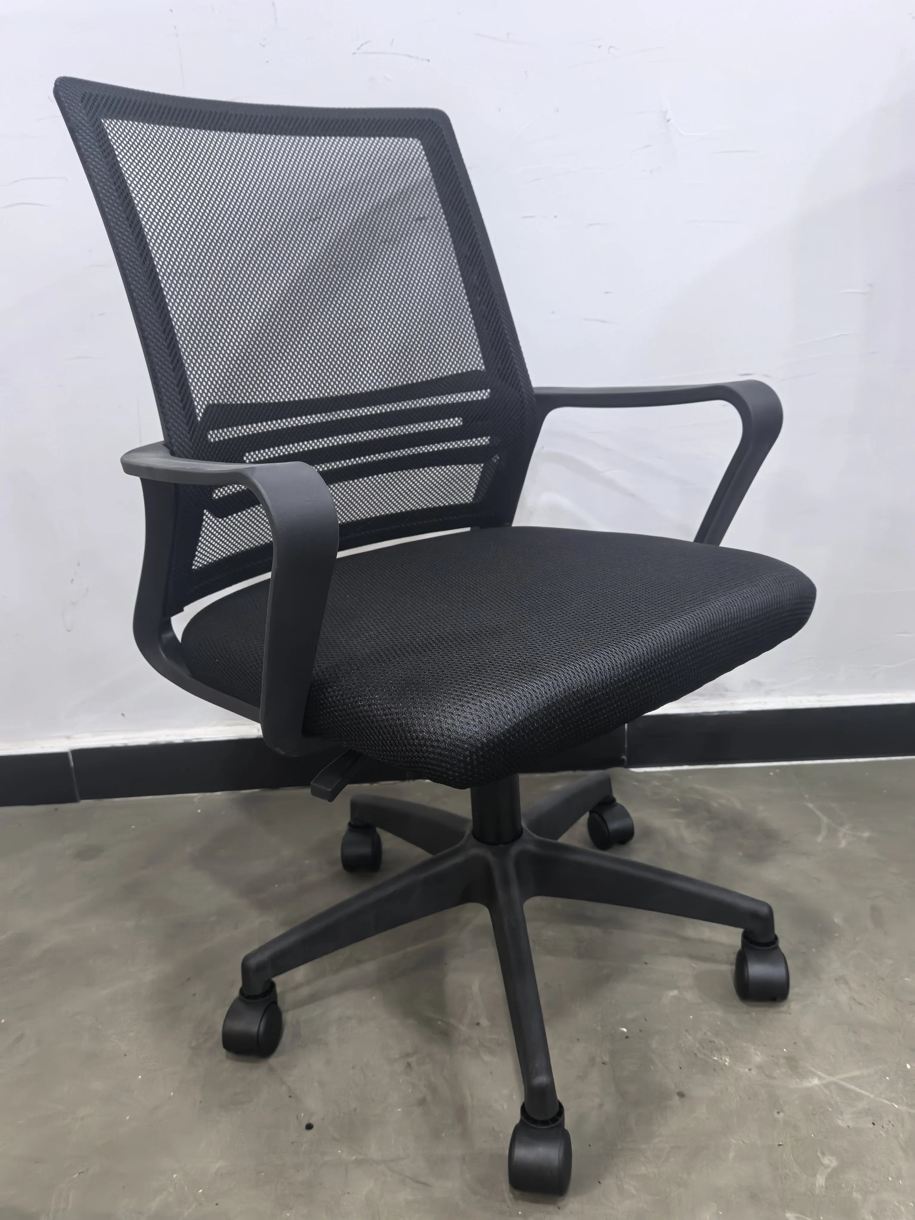 

Ergonomic Mesh Office Chair with Fixed Armrests