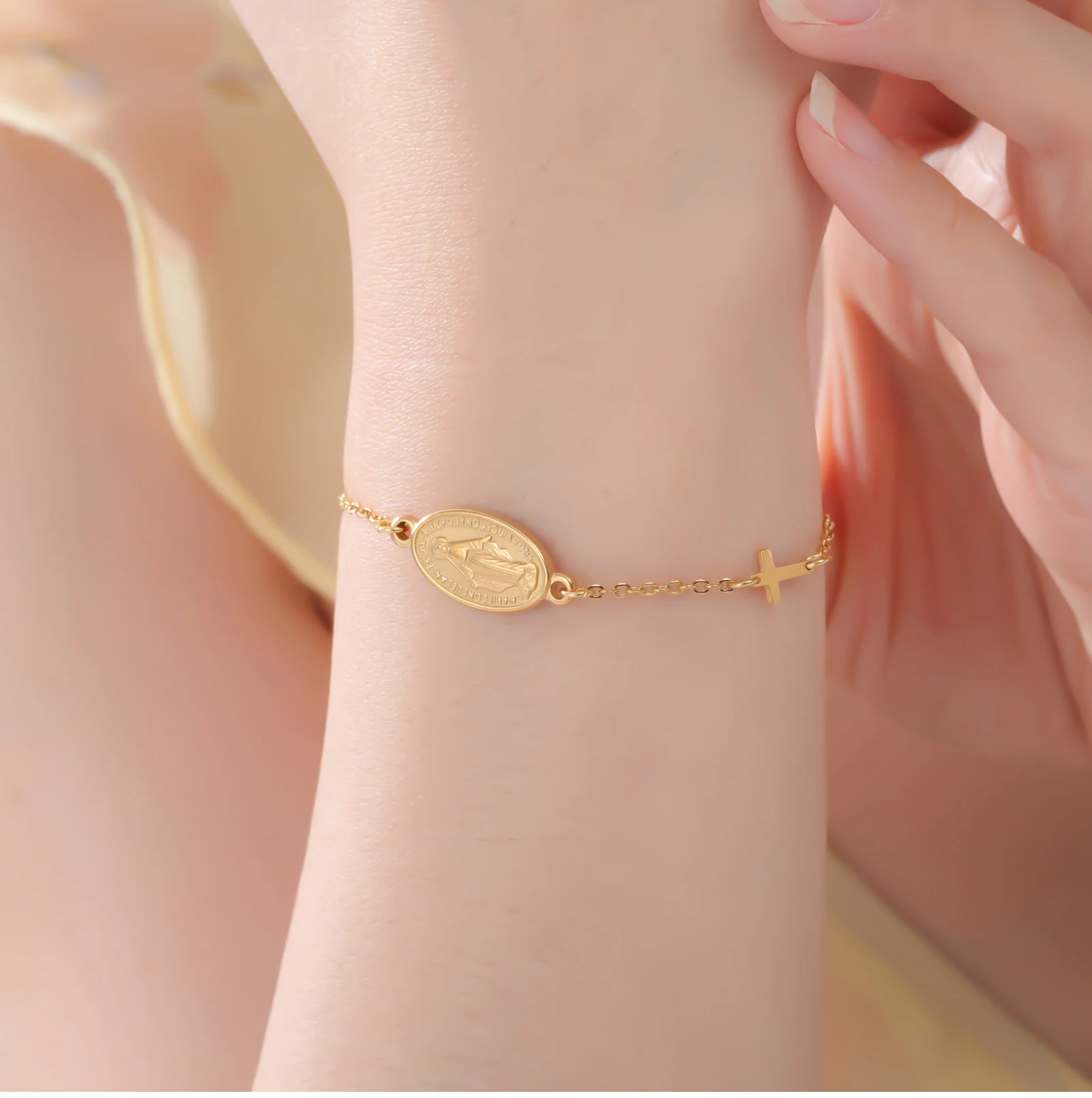 Doppellagiges Armband mit Kreuz und Jungfrau Maria für Damen, Edelstahl, zierliche Medaille, katholischer Schutzschmuck, verstellbar, Geschenk – Detail 16