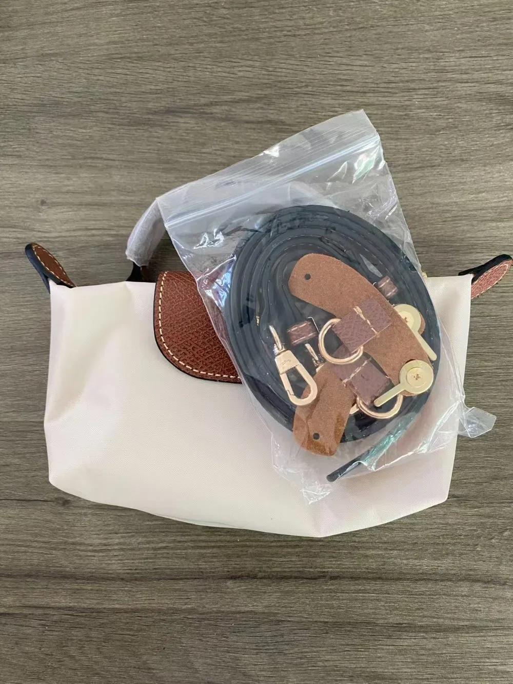 Le sac à bandoulière en nylon est idéal pour transporter un téléphone portable et sert également de mini-sac à main élégant.