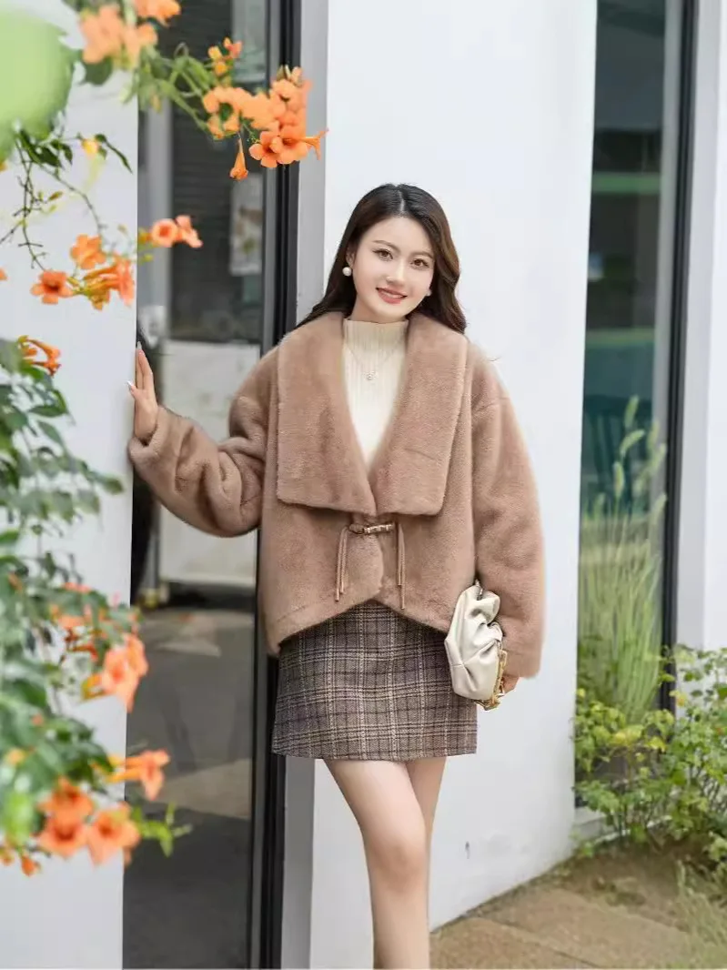 معاطف نسائية من فرو المنك الصناعي لعام 2025 سترات قصيرة متينة بياقة مقلوبة وأكمام طويلة وأربطة سميكة وفضفاضة وأنيقة غير رسمية للخريف والشتاء