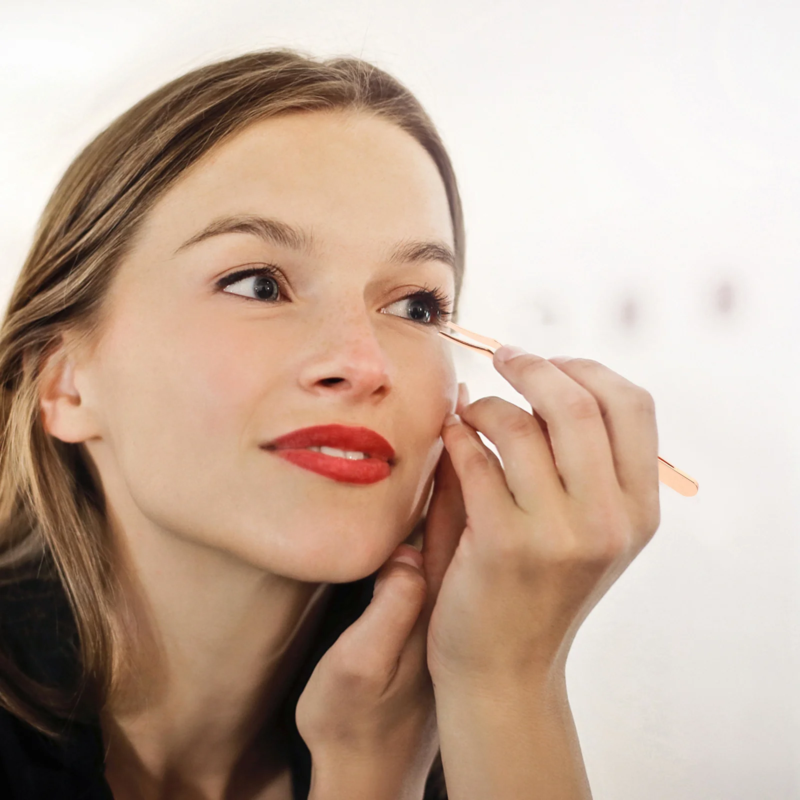 False Eyelashes Applicator Tool with Dovetail Design Crescent Tip for Precise Application and Removal Stainless Steel Lash