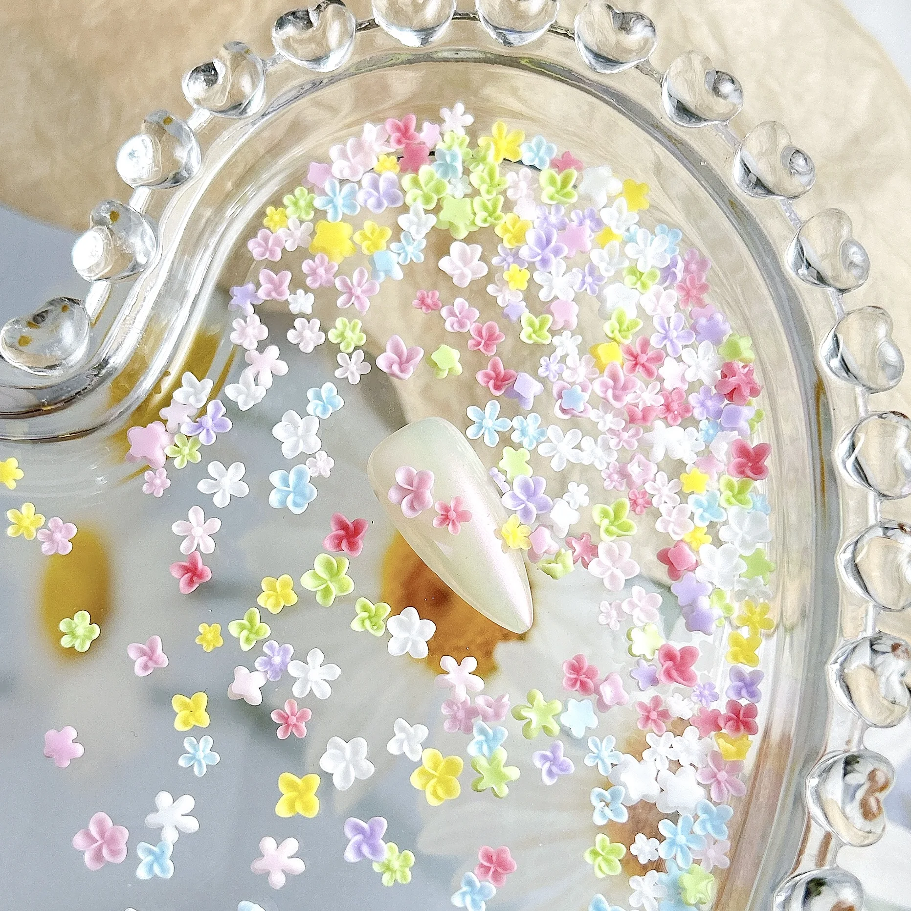 50 pièces 3D Mini couleur unie cinq pétales fleur marguerite résine Nail Art décorations plusieurs tailles fleurs mignonnes série ongles breloques bricolage