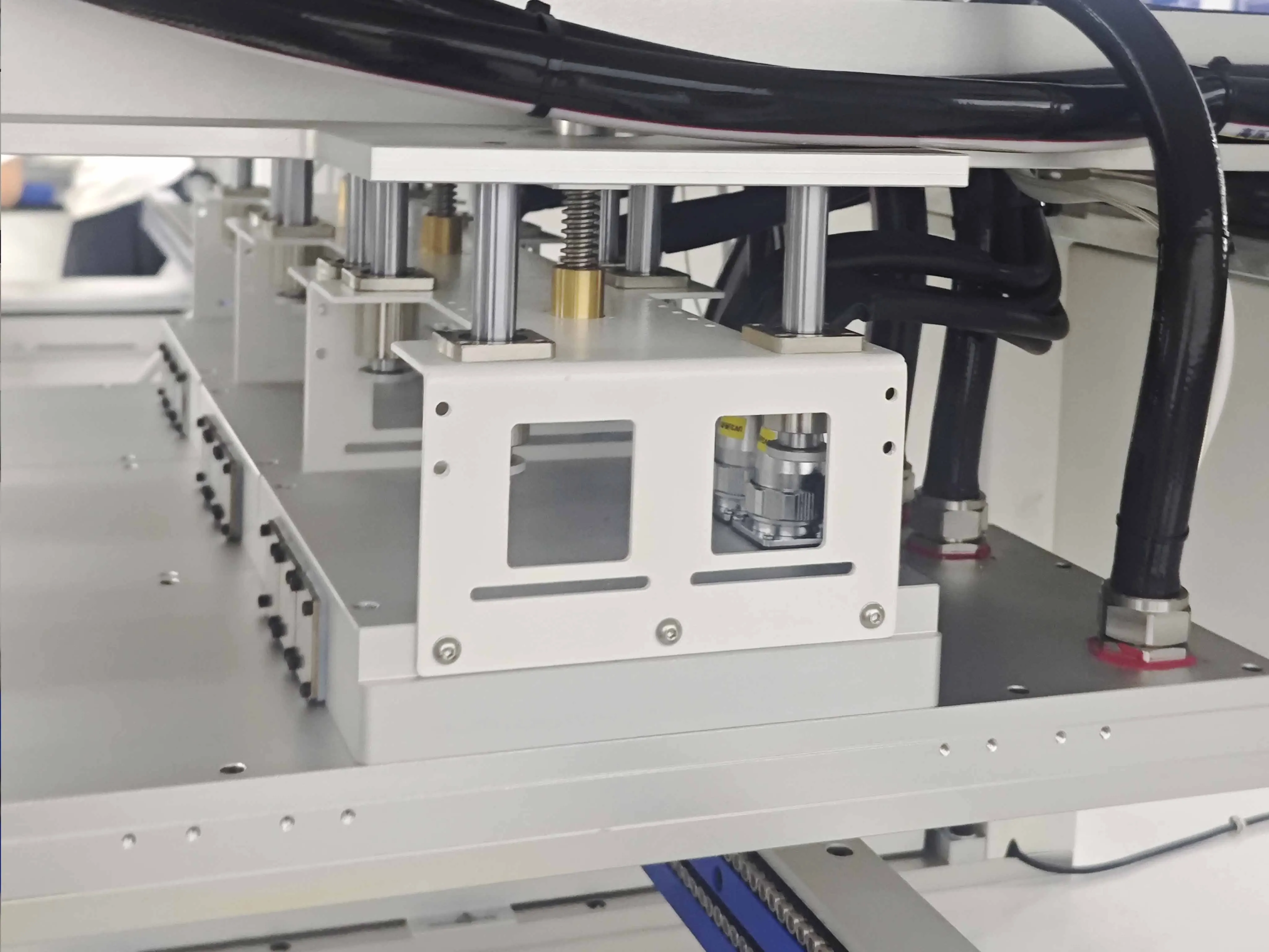 Essiccatore industriale Forno automatico per linea di montaggio hardware e attrezzature in plastica Forno per essiccazione a tunnel ad aria calda a temperatura costante