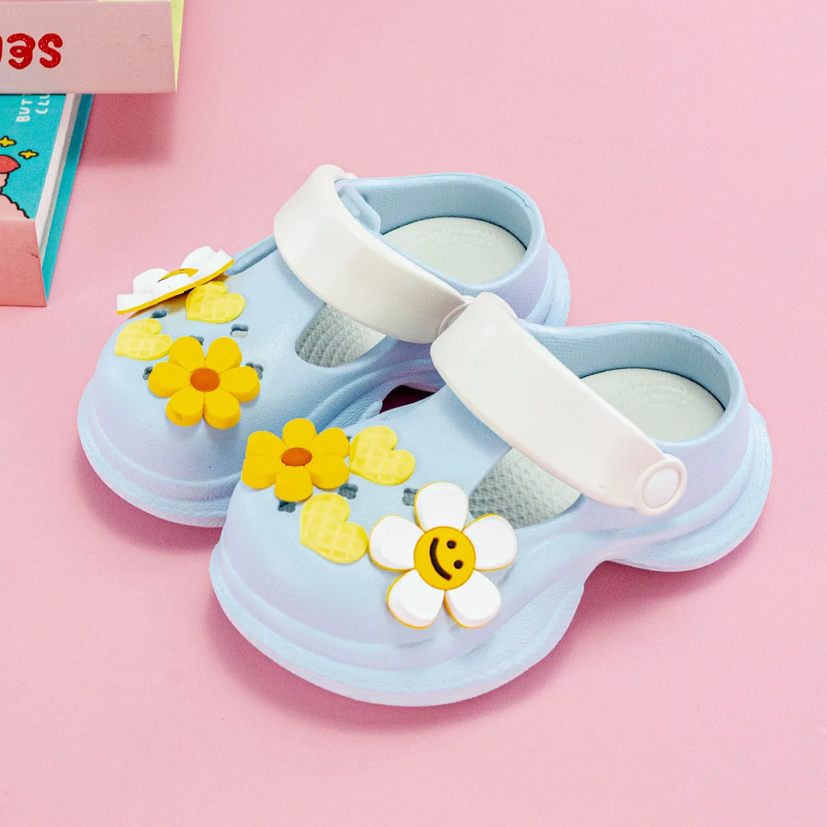 

Новые туфли из крокодила с рисунком подсолнуха для мальчиков и девочек, модные уличные тапочки для родителей и детей, нескользящая удлиняющая обувь Baotou 850