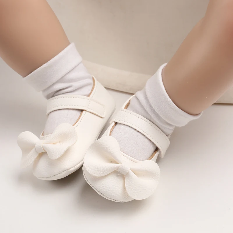 Einfarbige PU-Leder Prinzessinnen-Schuhe mit Schleife und rutschfester Gummisohle für Babys von 0-18 Monaten. – Detail 12