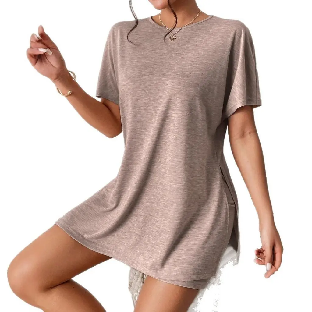 

Летний повседневный женский комплект из двух предметов. Удобная футболка с круглым вырезом и рукавами «летучая мышь», с разрезом и узкие шорты для