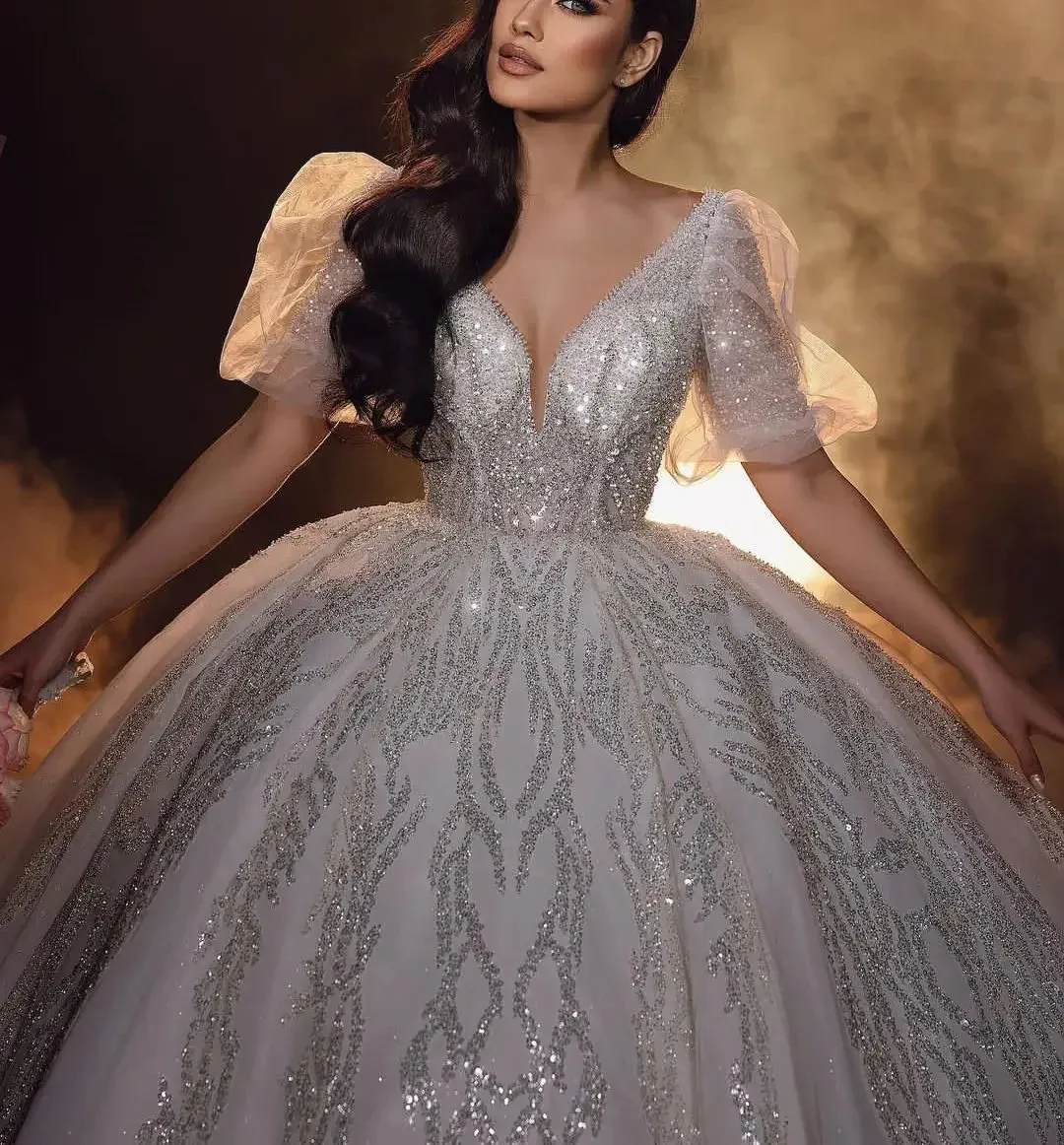 2026 Abito da ballo Abiti da sposa Maniche medie Scollo a V Diamanti LaceBead Cerniera Abiti da sposa Abiti da sposa Personalizzati