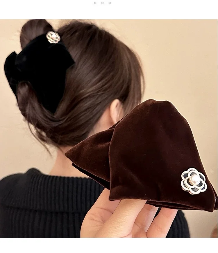 Damen-Dreiecksclip aus Wildleder mit Metall-Rosettenverschluss – eleganter Pferdeschwanz-Clip für den Alltag/Party – Detail 4