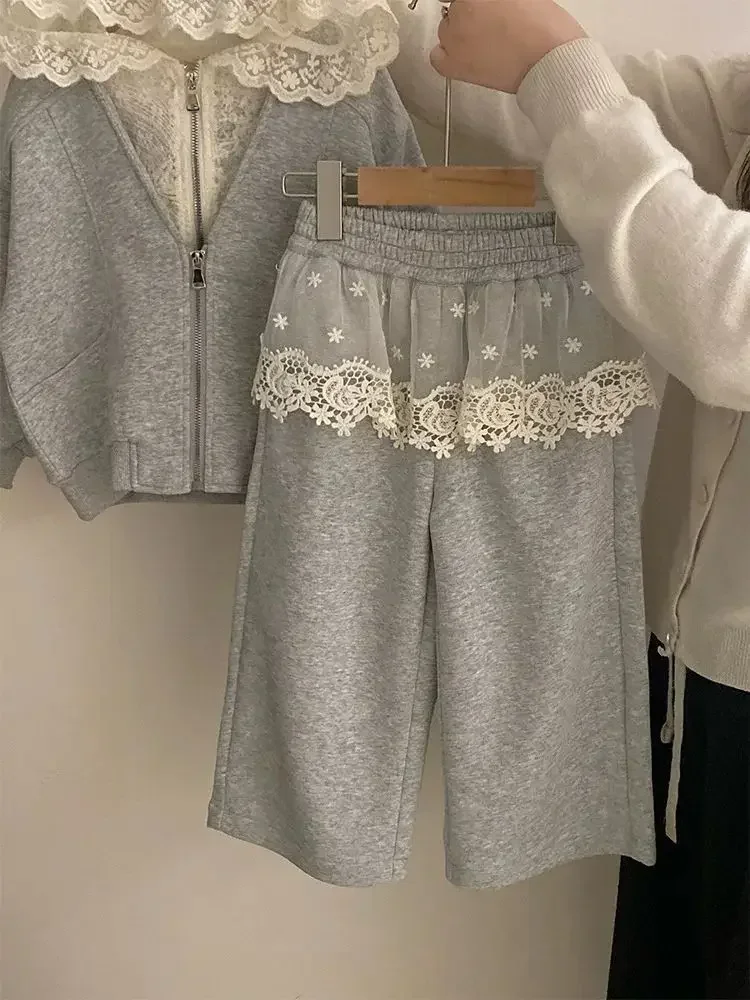 Koreanisches Mädchen-Set aus Spitzen-Cardigan mit Kapuze und Schürzenkleid – 2-teiliges Frühlingsoutfit für Babys und Kleinkinder, weiche, lässige Alltagskleidung – Detail 7