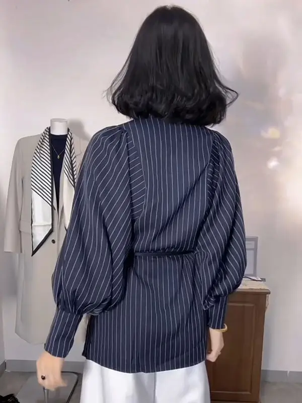 قميص نسائي مخطط بياقة واقفة وأكمام منتفخة وحزام كاجوال فضفاض مناسب متوسط الطول على الطراز الكلاسيكي لربيع الخريف #5