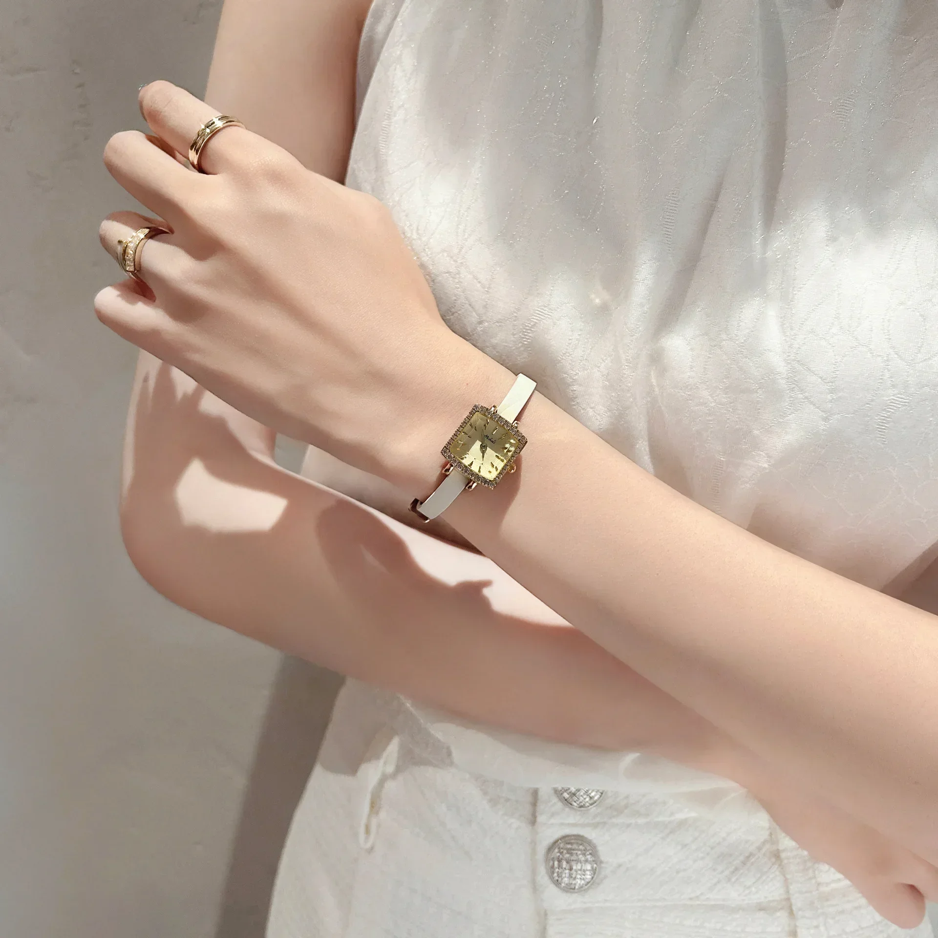 Petite montre à Quartz incrustée de strass pour femmes, tempérament de luxe rétro élégant, boîtier carré, cadeau True Pity pour les amoureux, nouvelle collection