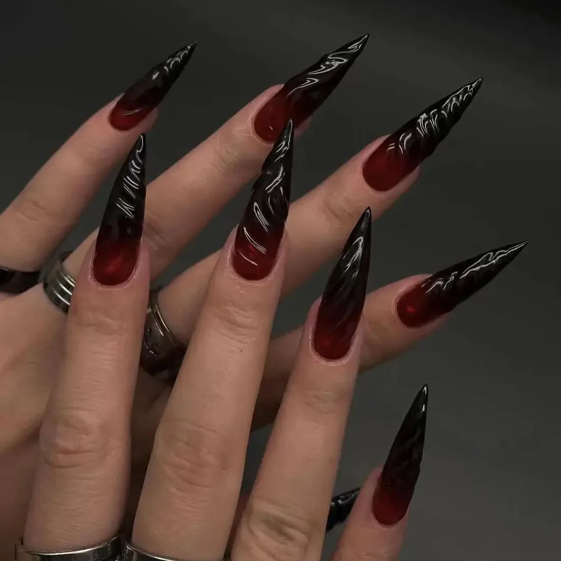 Uñas postizas con degradado sangriento en forma de murciélago, uñas postizas negras y rojas afiladas, largas y puntiagudas, acabado desmontable para Halloween, presione en las uñas