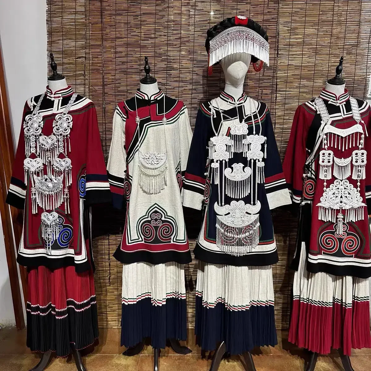 

2025 Yi traditional costumes Chinese style thickened ethnic characteristics travel photography art explosion full set