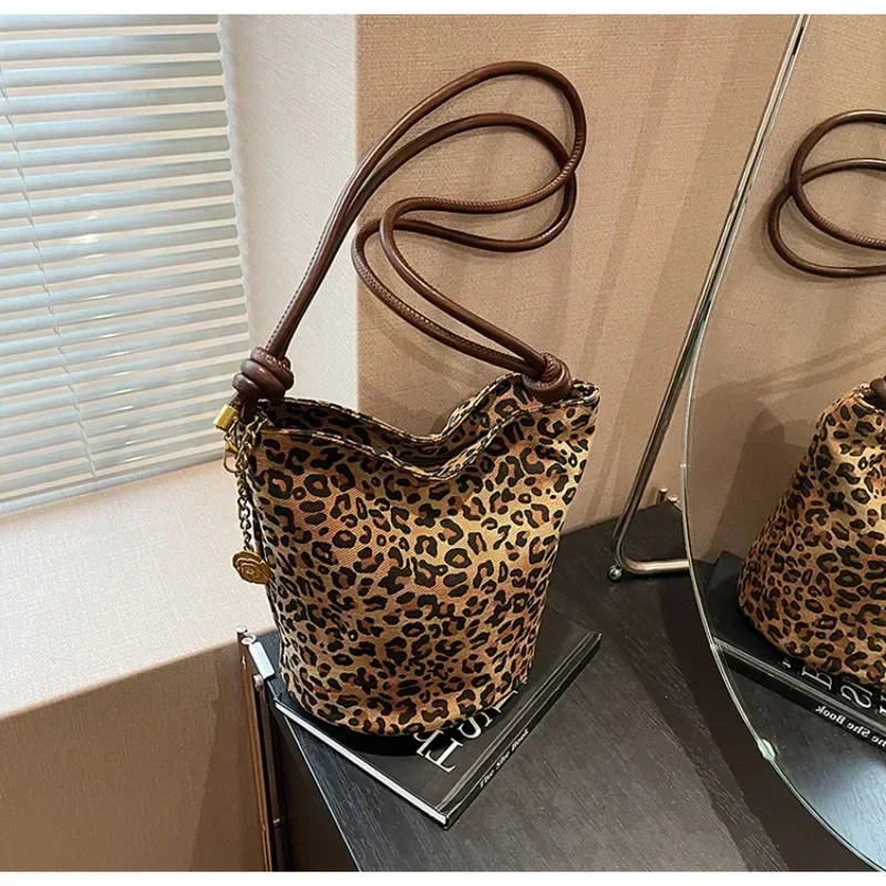 Leopard Print  Women's 2024 Autumn Niche Design Fashionable Shoulder Bag Super Popular Crossbody Bag Bucket Bag