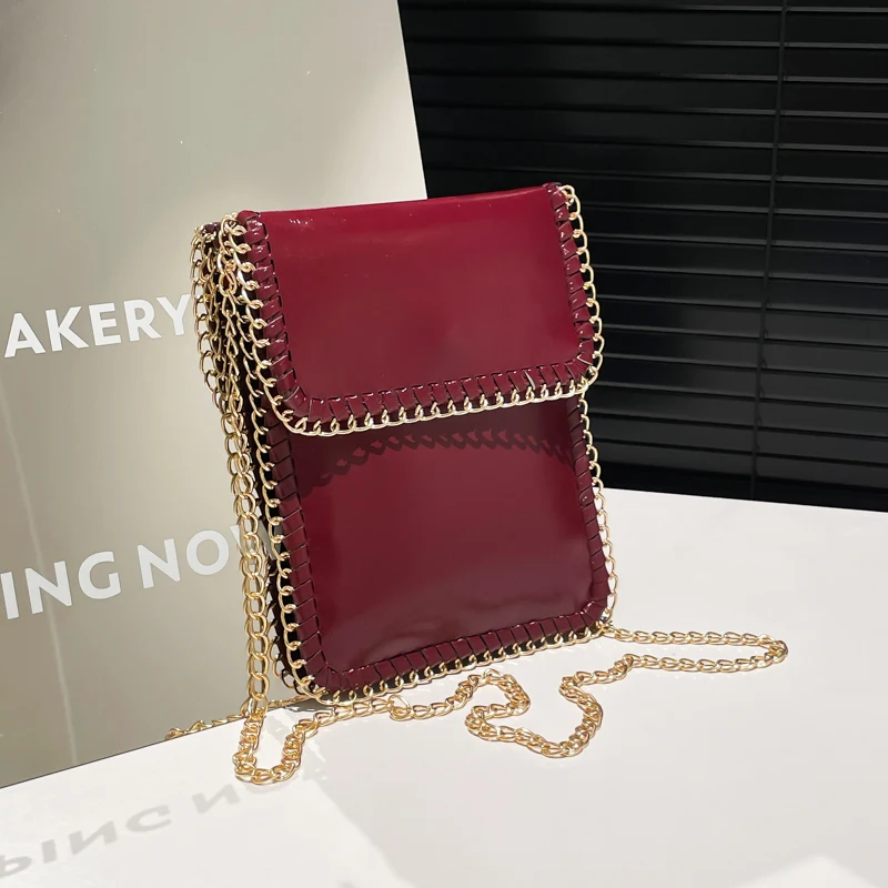 

Модные глянцевые маленькие квадратные сумки на ремне из искусственной кожи с цепочками и застежкой, простые популярные сумки через плечо для женщин, новинка 2023 года