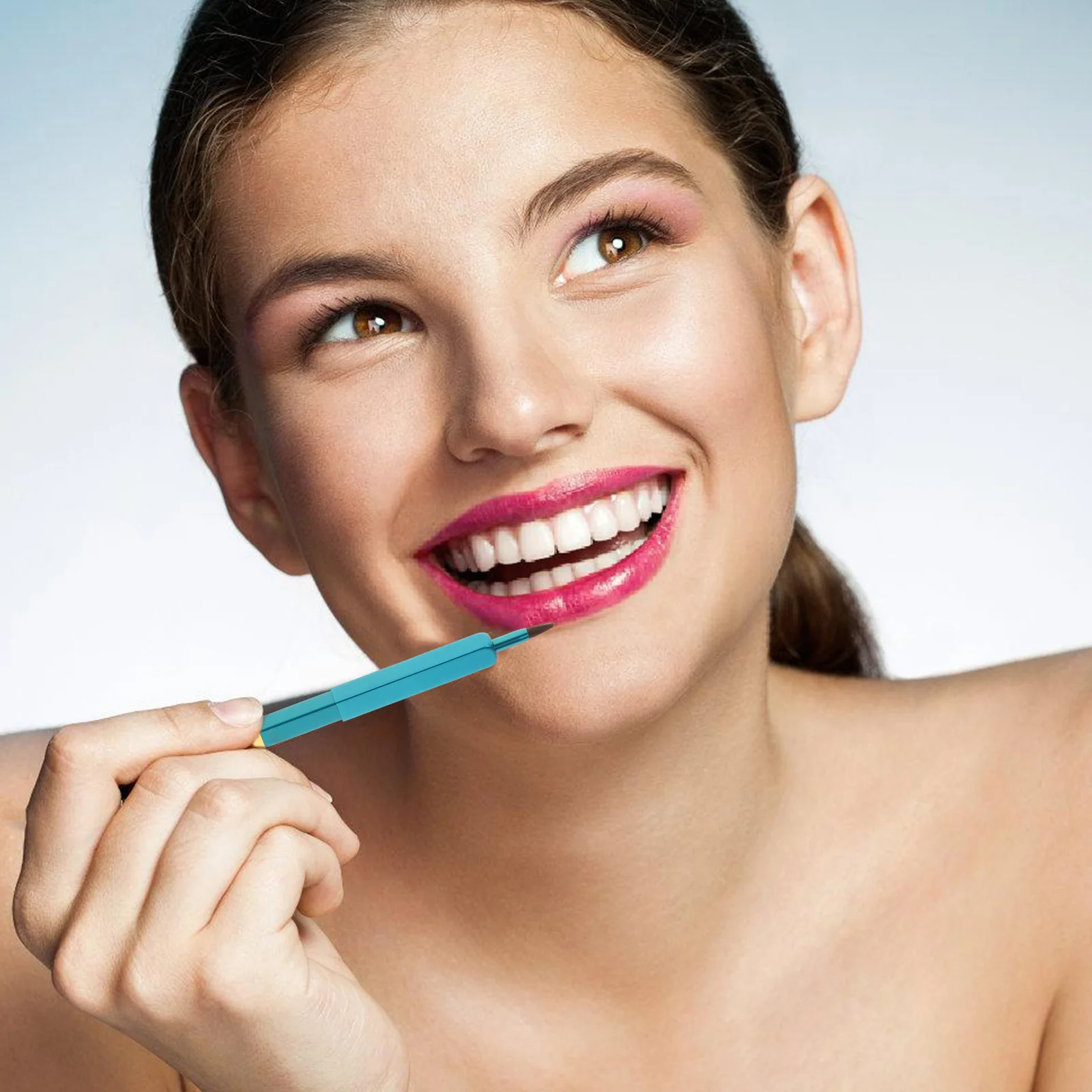 Pinceau paon rétractable Portable pour rouge à lèvres, baume, Application précise, outil de maquillage doux pour femmes