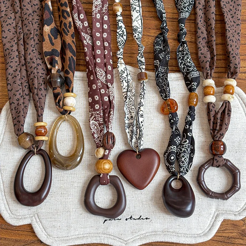 Trendy Design Geometric Heart Leopard Print Scarf Necklace for Women High-End Vintage Sweater Chain Beads Necklace Accessories