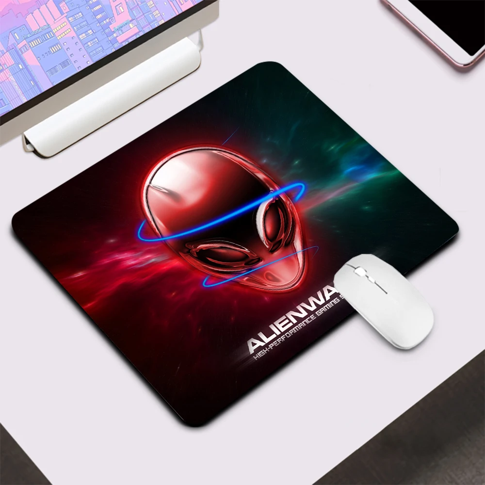 لوحة ماوس ألعاب صغيرة من Dell Alienware لوحة ماوس كمبيوتر للمكتب لوحة مفاتيح للمكتب وحصيرة من السيليكون للكمبيوتر المحمول