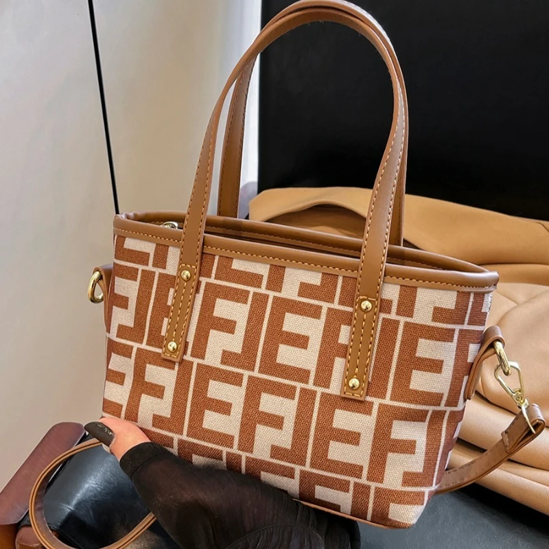 

Niche Fashionable Crossbody Bag - Modern Trendy High-End Exquisite Versatile Design Suits Women's Sweet Retro Casual Looks