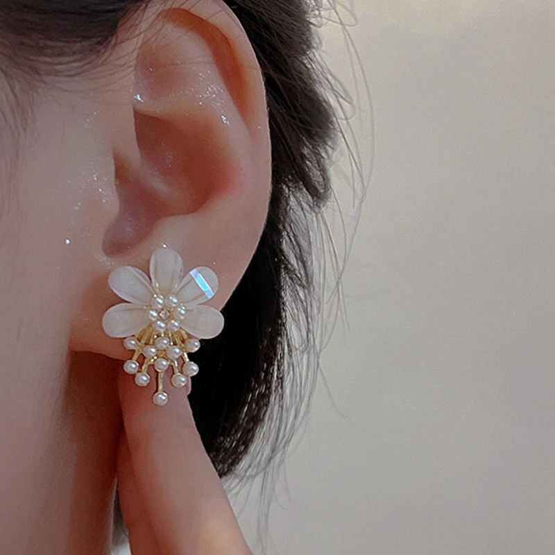 Sweet Cute Flower Stud Earrings White Mini Imitation Pearl Acrylic Petal Floral Earrings for Women Party Trendy Korean Jewelry