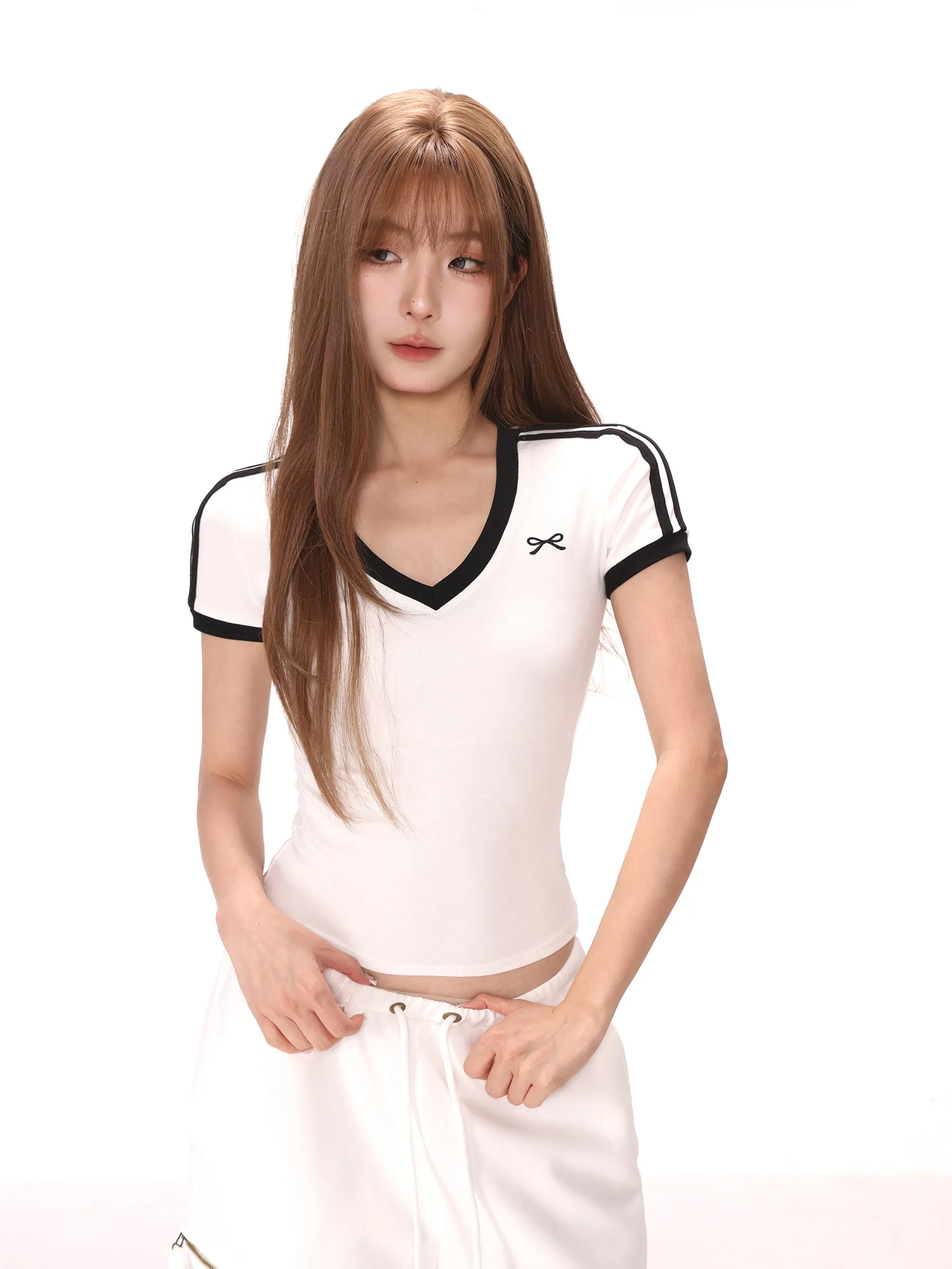

Contrasting V-neck straight shoulders slim short-sleeved T-shirt women's summer sweet and hot girl slimming niche base shirt top