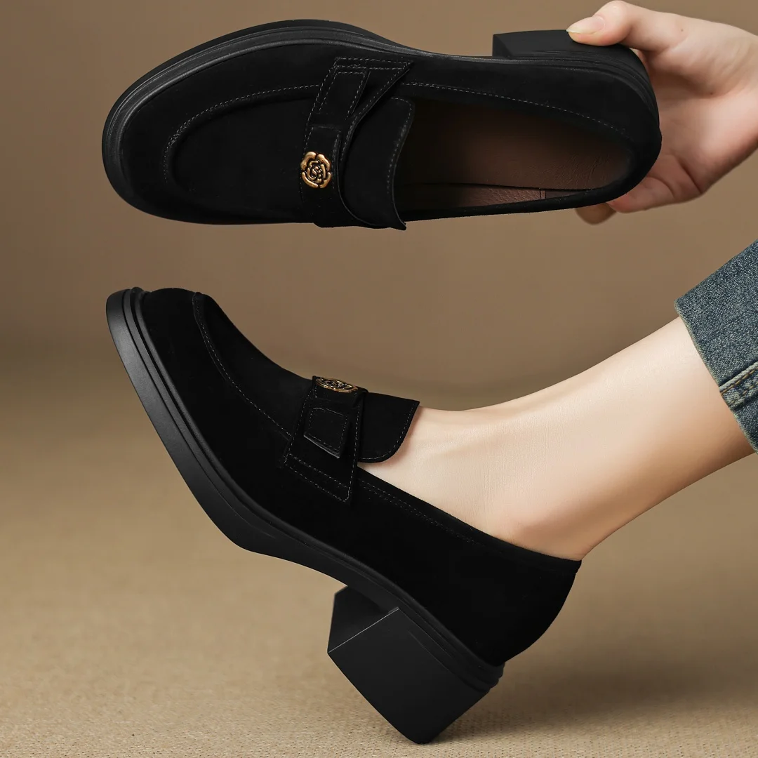 حذاء بدون كعب نسائي من جلد الغزال الطبيعي بمقدمة مستديرة وإبزيم معدني حذاء بدون كعب 5.5 سنتيمتر بكعب مكتنز حذاء الأخفاف الناعم عالي الجودة