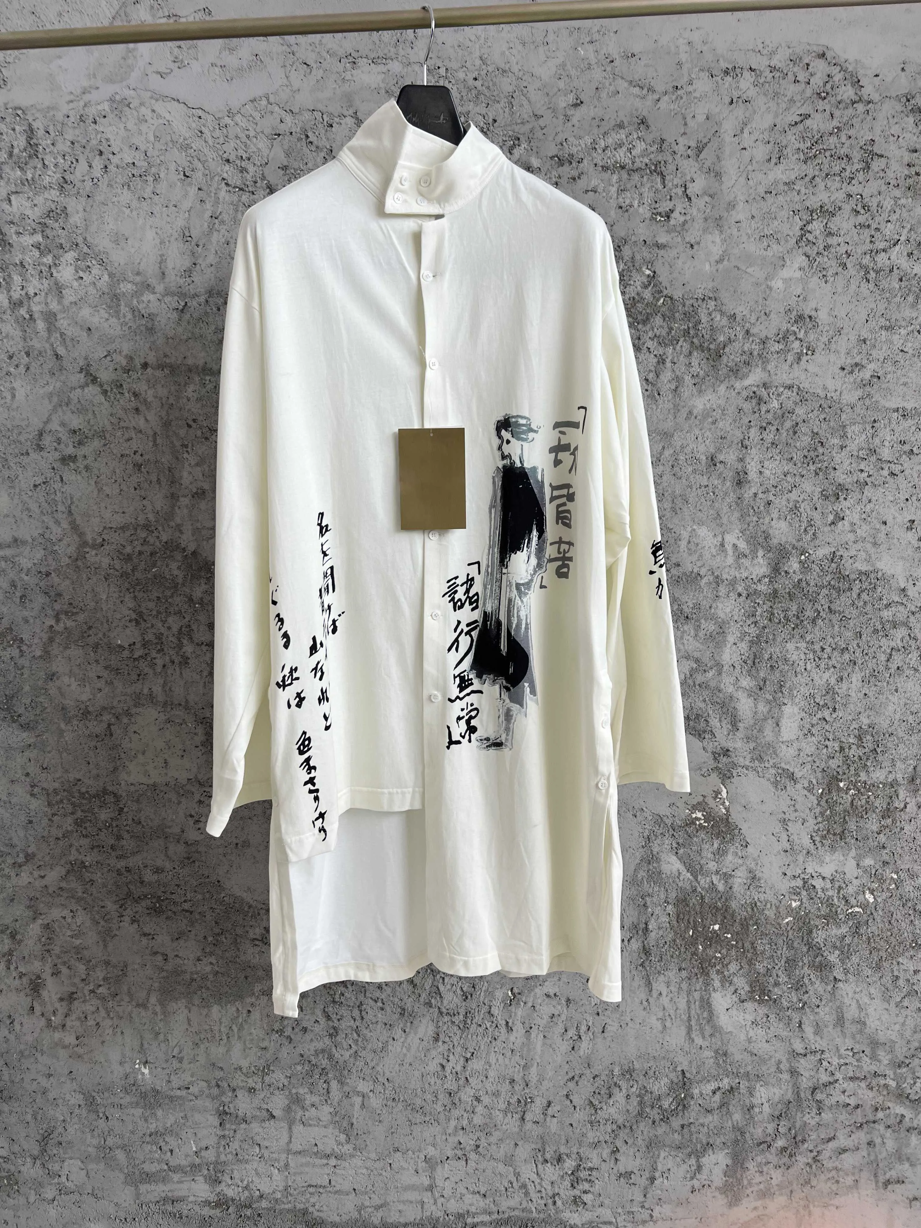 A medium-length single-breasted Japanese shirt with a solid color long-sleeved shirt and side slit at the back for men