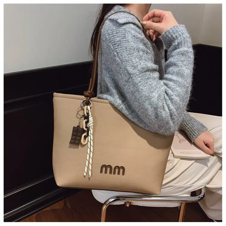 

2026 New Korean Fashion High Sense Versatile Bucket Shoulder Bag Large Capacity Simple Tote Bag Commuter Bag