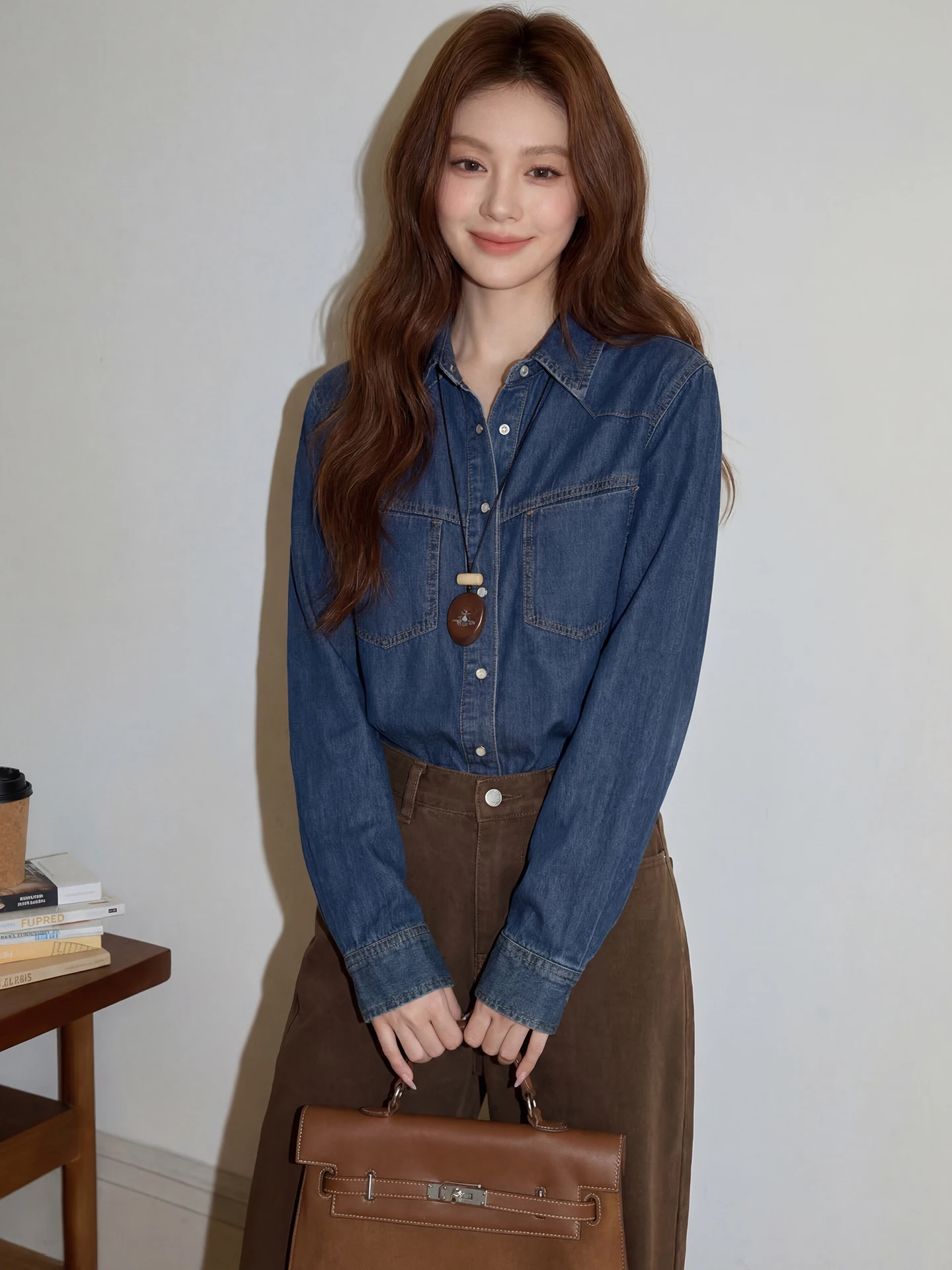 

Джинсовая рубашка в повседневном стиле, женская летняя рубашка нового дизайна, повседневная рубашка, универсальная верхняя одежда, одежда для многослойного ношения, китайский бренд с эффектом похудения