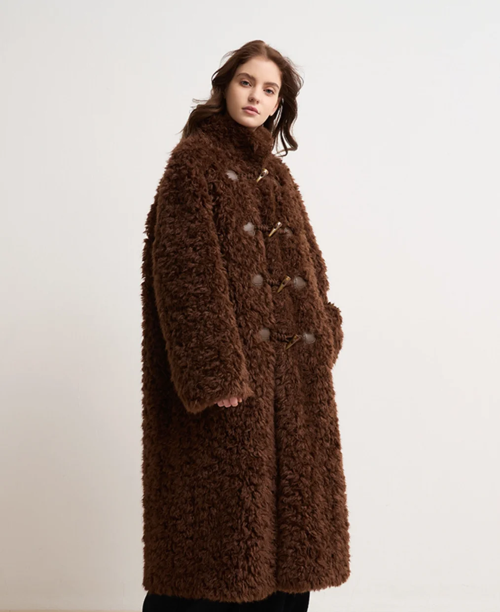 เสื้อโค้ทขนแกะสำหรับผู้หญิงที่ชอบสไตล์สบายๆ พร้อมกระดุมรูปทรงเขา ขนนุ่มฟู หนาและอบอุ่น เหมาะสำหรับฤดูใบไม้ร่วงและฤดูหนาว