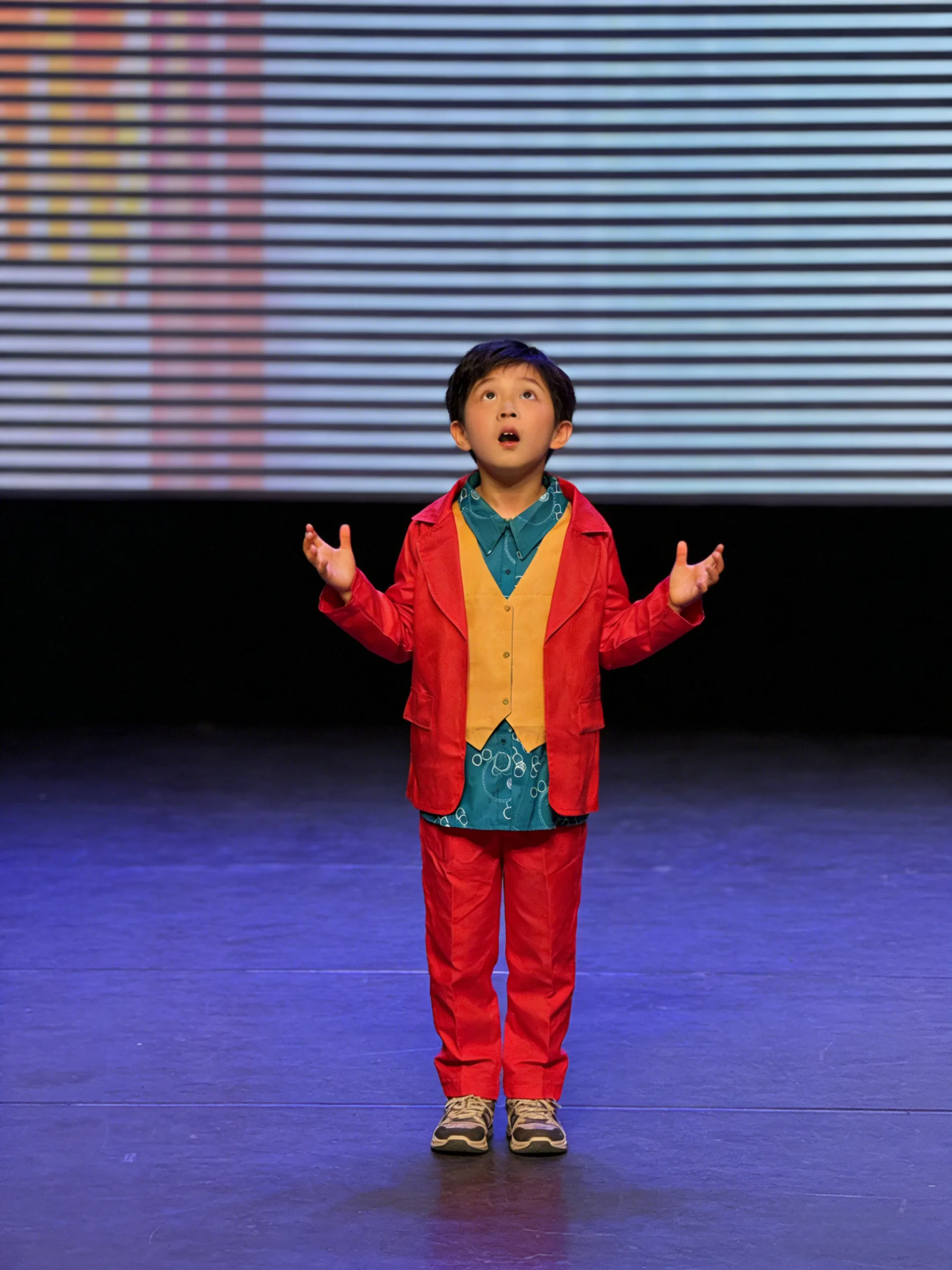 Conjunto para Niño: 1 Chaqueta de Color Sólido + 1 Chaleco con Estampados Aleatorios + 1 Par de Pantalones de Color Sólido; Diseño elegante de cuello y espalda, se ve guapo y a la moda cuando se usa, disfraces para niños para Halloween y varias fiestas de carnaval, disfraces de mascarada, disfraces para actuaciones.
