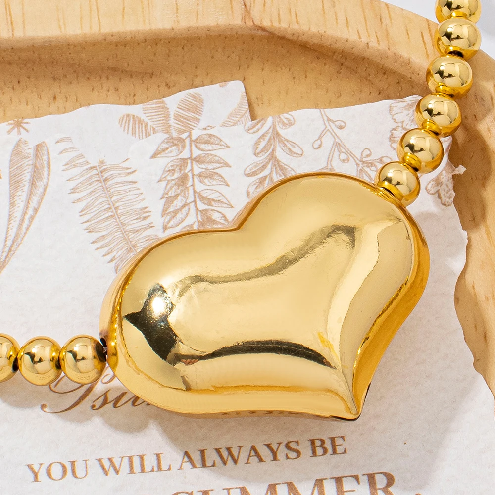YM Perlenkette mit Herz-Ohrringen, dreidimensionales herzförmiges, vergoldetes Schmuckset, Accessoires für den täglichen Büroalltag von Frauen. – Detail 1