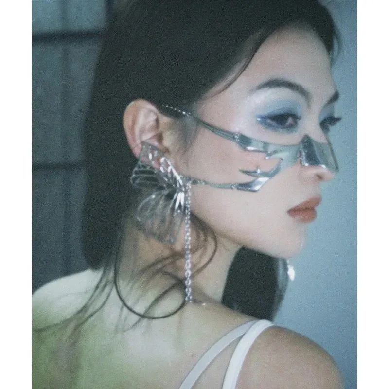 أأ ★ قناع كوس سائل غير منتظم فضي اللون مجوف من التيتانيوم الصلب الشرير ملحقات الوجه الرائعة للنساء والرجال حفلة جديدة 2025