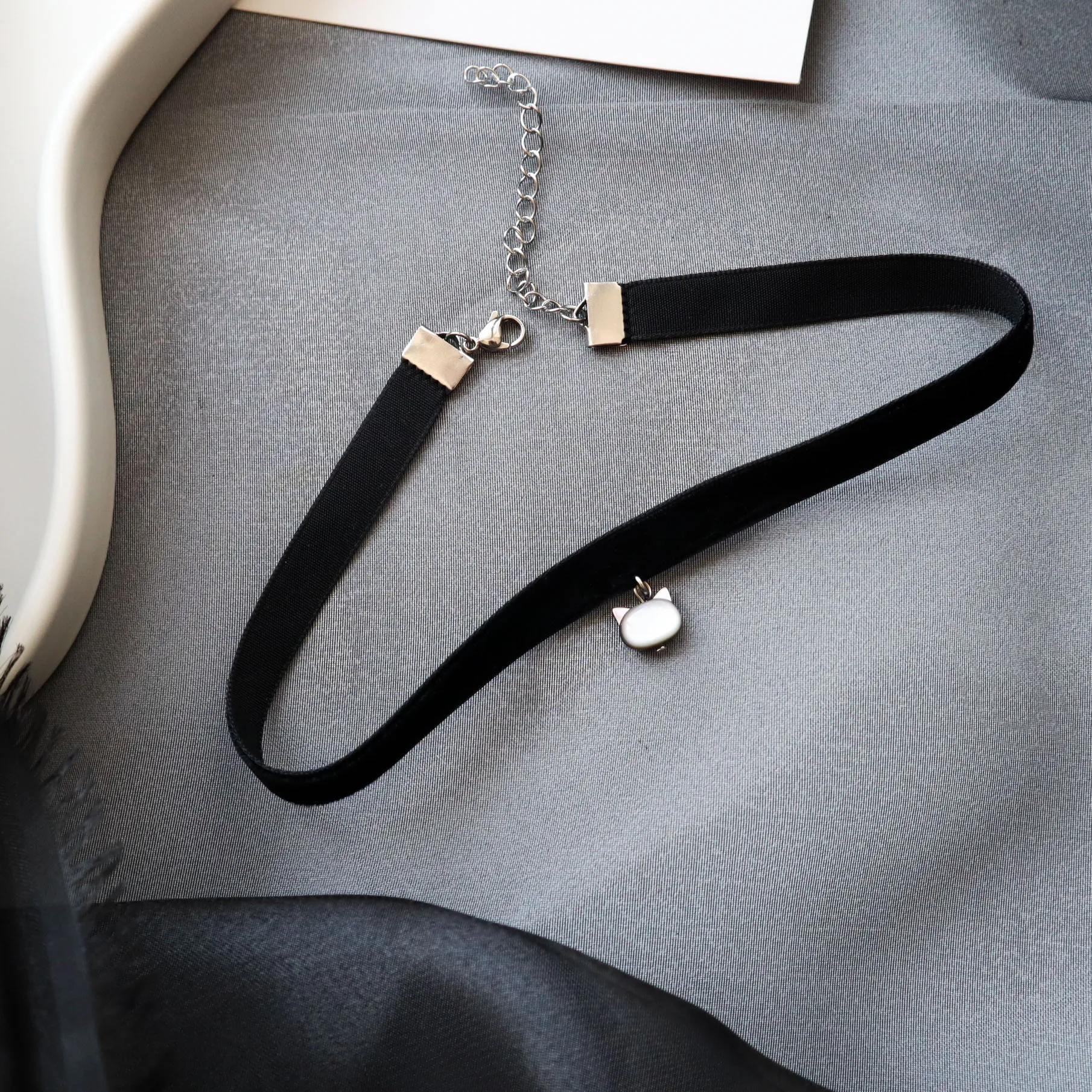 Non Tarnish Titanium Steel Cat Head Pendant Choker Necklace with Black Spinel Shell Bead Velvet Cord for Women's Collarbone