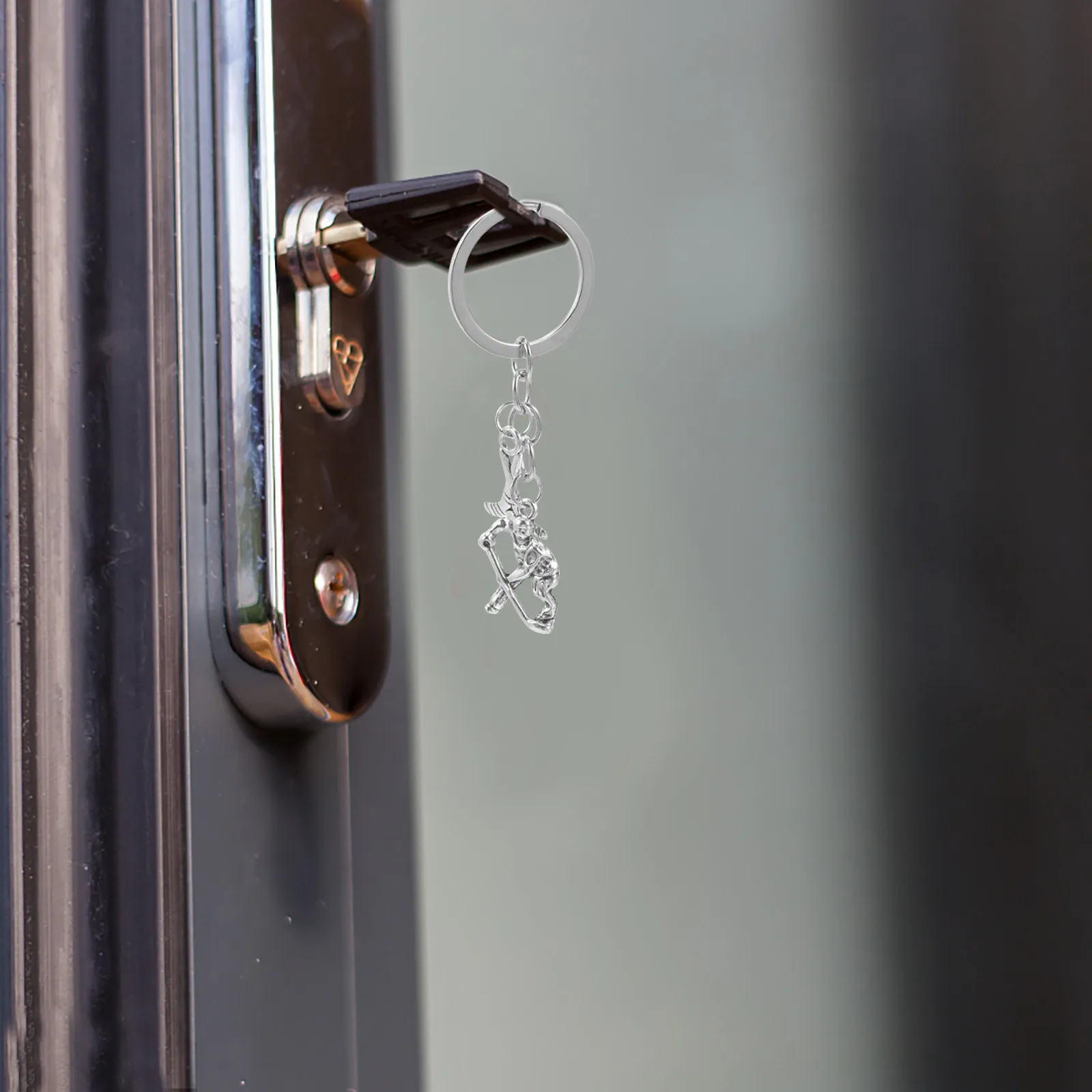 

Металлический брелок для ключей в виде хоккеиста, спортивный брелок-подвеска для рюкзака, сумки, кошелька, подарок для мальчиков