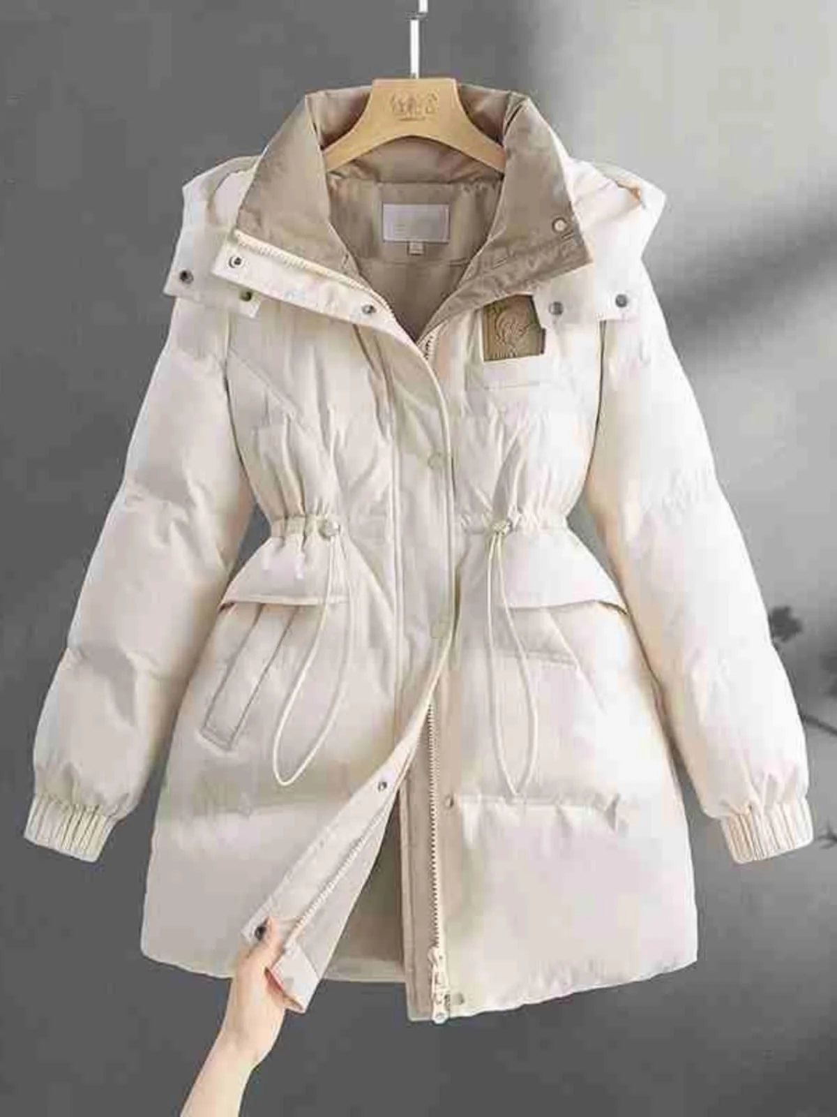 

Модная молодежная зимняя пуховая куртка из хлопка для женщин, новинка 2026 года, средней длины, с капюшоном и утяжкой на талии, для невысоких женщин