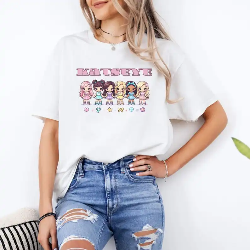 KATSEYE Chibi Cartoon Member Lineup T-Shirt: Pastel Sweet-Style Fan Merch Design with Cute Decorative Elements